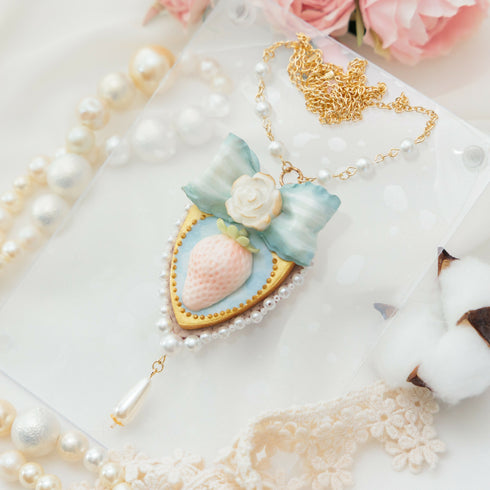 ホワイトストロベリーとリボンのネックレス/ブルー