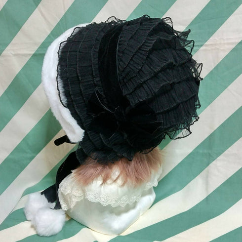 白いファーの総レースボンネット黒