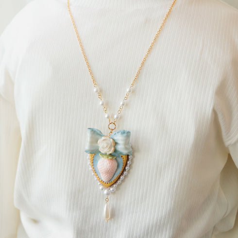 ホワイトストロベリーとリボンのネックレス/ブルー