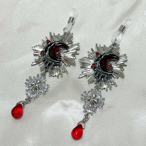 銀色に光る夜の赤い月と十字架のメガネチャーム