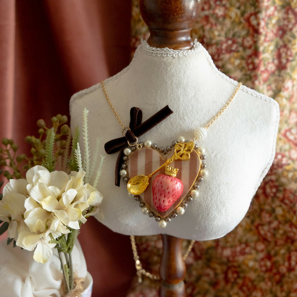 いちごのクラシカルポップなネックレス