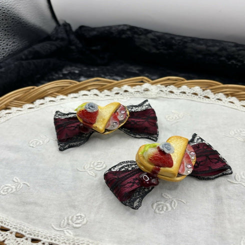 いちごのとろけるチョコつきサンドクッキーのバレッタ
