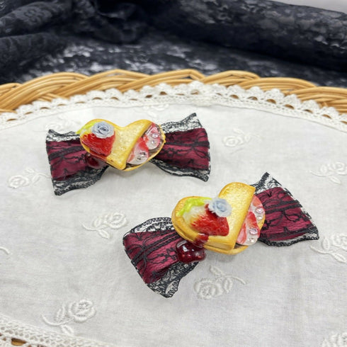 いちごのとろけるチョコつきサンドクッキーのバレッタ
