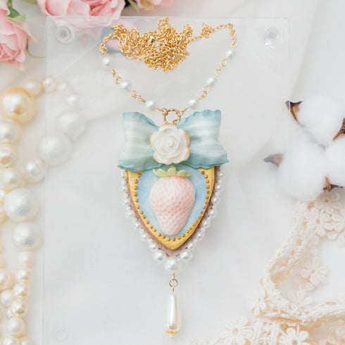 ホワイトストロベリーとリボンのネックレス/ブルー