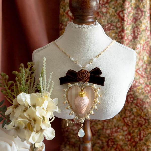 いちごとクリスタルのネックレス/ミルクティー