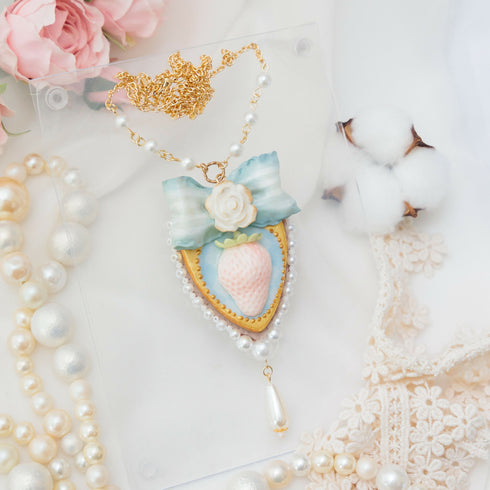 ホワイトストロベリーとリボンのネックレス/ブルー