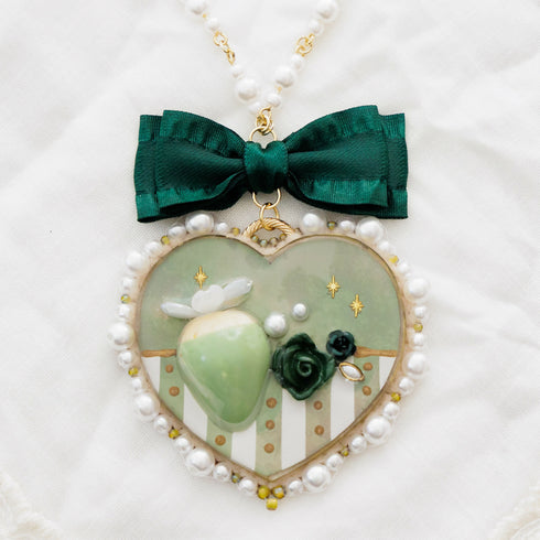 抹茶色ハートとディップいちごのネックレス