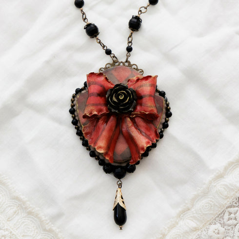 リボンのネックレス/エンジ