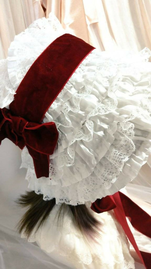 ボルドーベロアリボンの総レースボンネット白