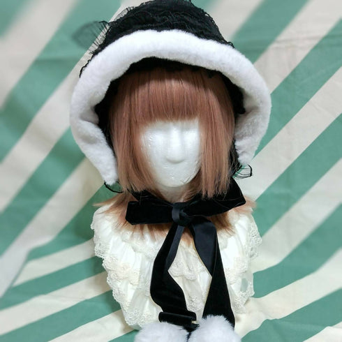 白いファーの総レースボンネット黒