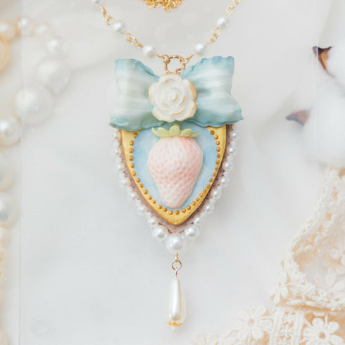 ホワイトストロベリーとリボンのネックレス/ブルー