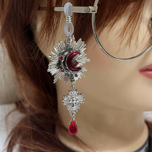 銀色に光る夜の赤い月と十字架のメガネチャーム