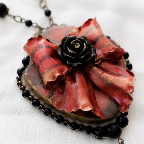 リボンのネックレス/エンジ