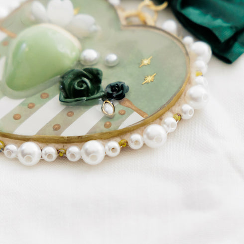 抹茶色ハートとディップいちごのネックレス