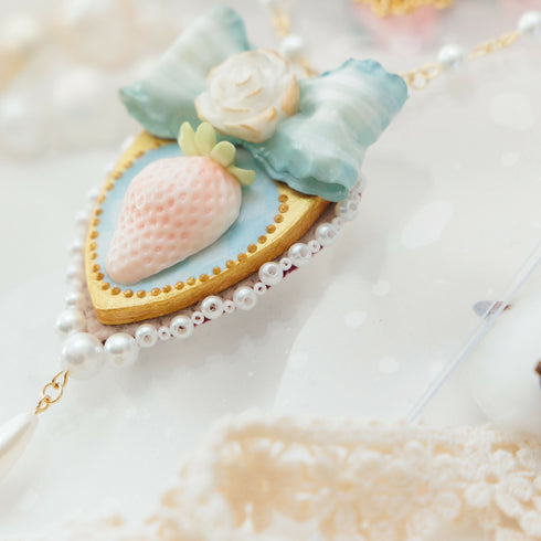 ホワイトストロベリーとリボンのネックレス/ブルー