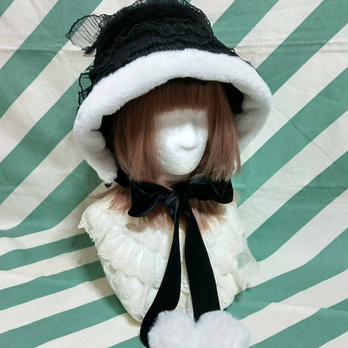 白いファーの総レースボンネット黒