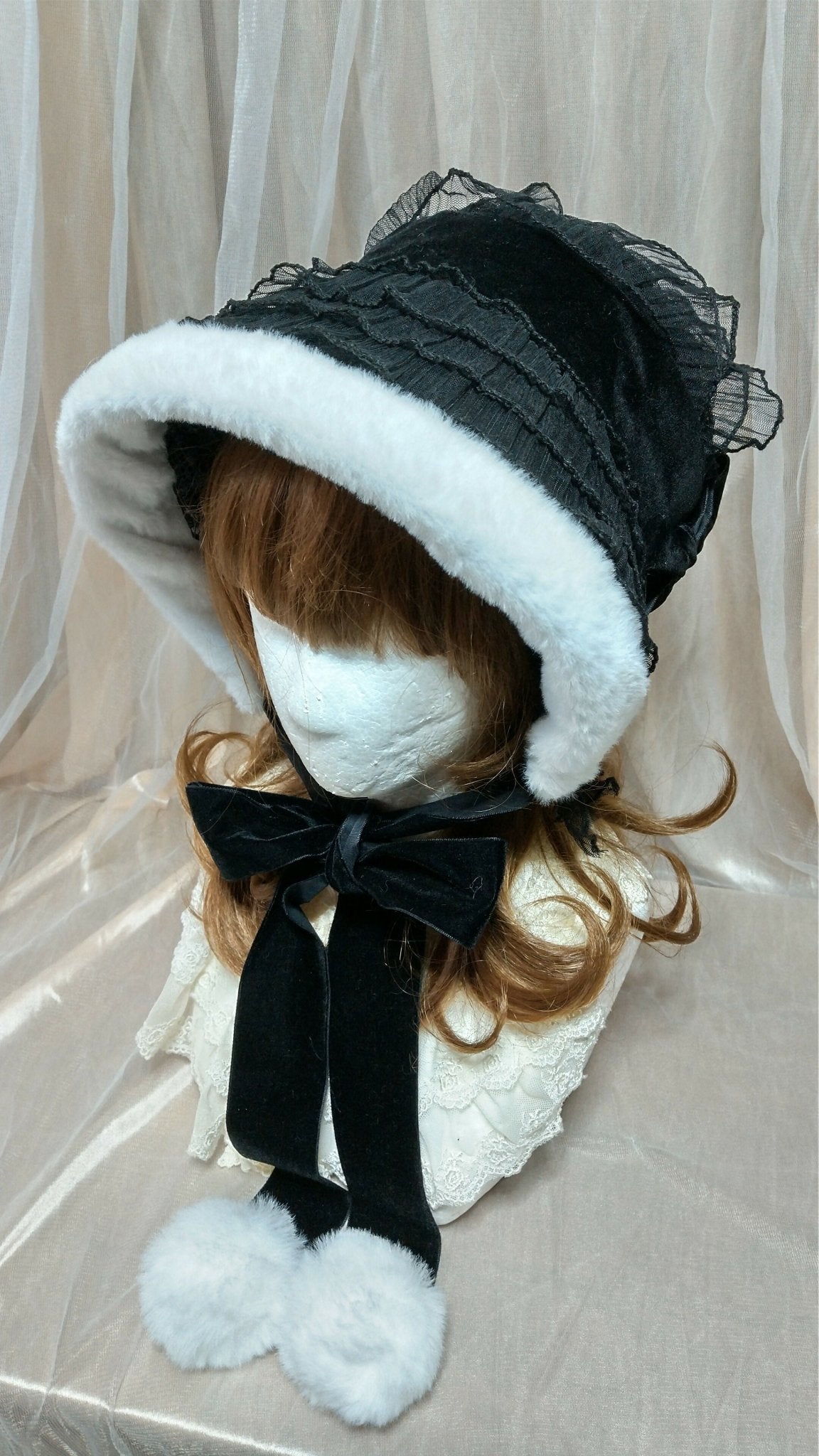 白いファーの総レースボンネット黒 – Gothic and Lolita Mall